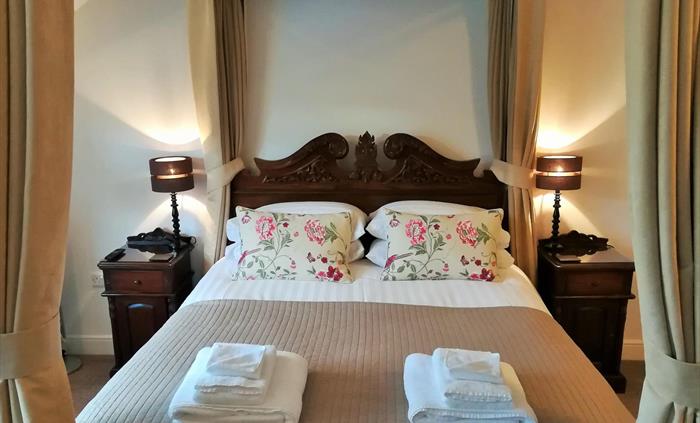 Room 6 - King Size Four Poster